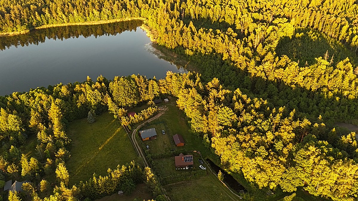 Domki letniskowe Kopanica nad jeziorem — widok z lotu ptaka
