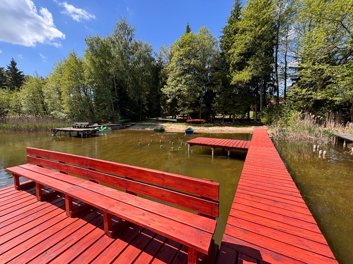 Domki nad jeziorem Podlasie — pomost i plaża przy Kopanicy