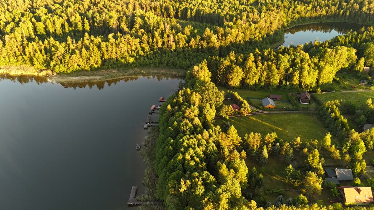 Podlasie domki nad jeziorem — lasy i woda Pojezierza Suwalskiego