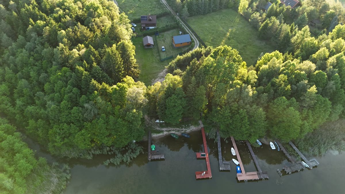 Domki letniskowe Podlasie nad jeziorem — widok z lotu ptaka